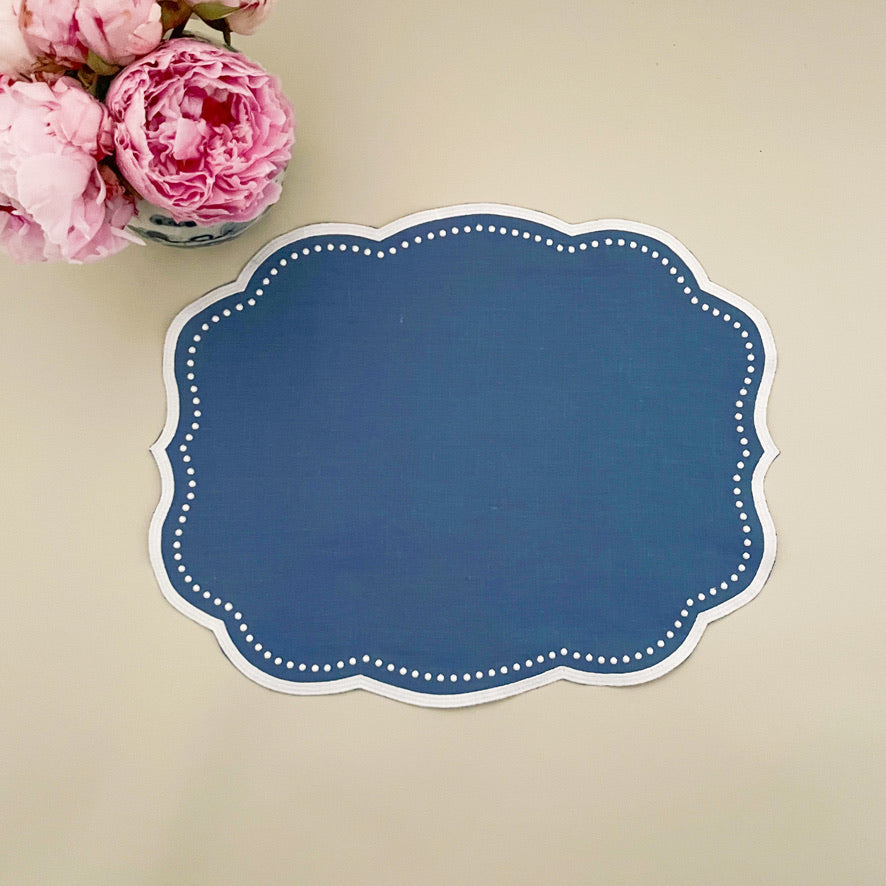 Wide border blue dots placemat